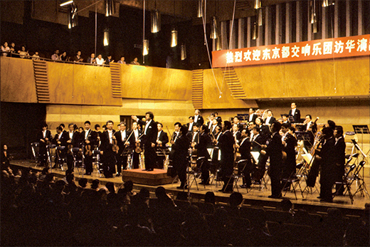 聴衆の拍手に応えるモーシェ・アツモンと都響　北京／北京音楽庁（4月18・19日）©堀田正實