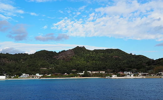 船上から望む母島