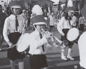 吹奏楽部でマーチングに参加（小学4年）